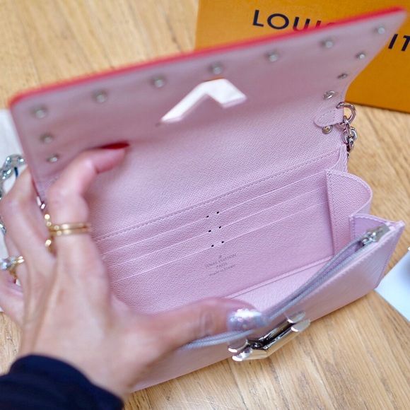 🚨🚨SOLD Louis Vuitton Studded Twist Wallet/chain - Picture 2 of 8